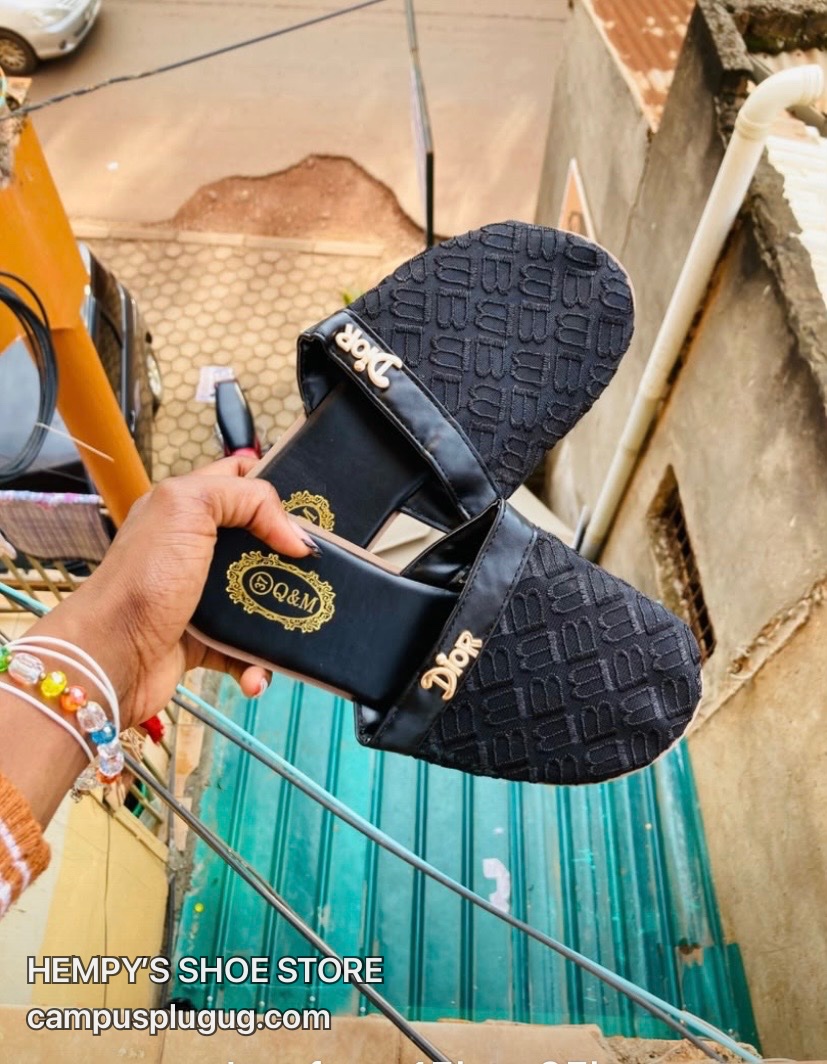 Closed flat shoes